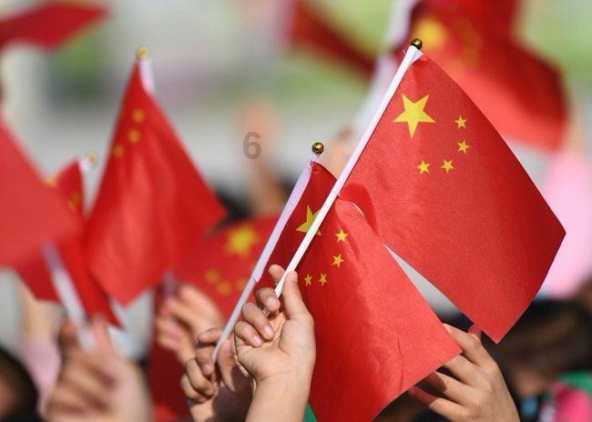 古代战场上，为什么守城士兵宁愿用石头砸，也不愿意推倒梯子呢？